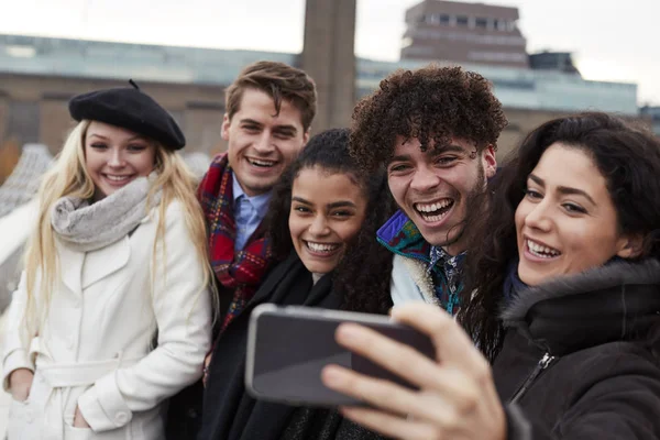 Groep Jonge Vrienden Nemen Selfie Winter Bezoek Aan Londen — Stockfoto