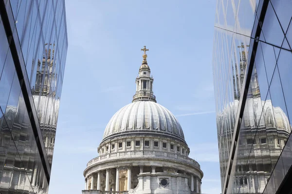 ロンドン 2017 ロンドンの近代的なビルの間を見て聖ポール大聖堂のドーム — ストック写真