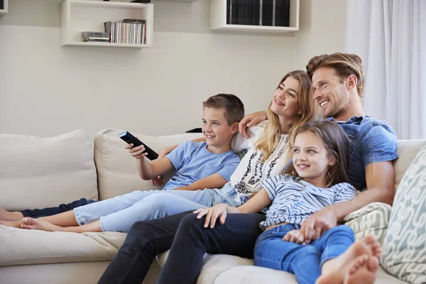 Οικογένεια Κάθεται Στον Καναπέ Στο Σπίτι Βλέποντας Τηλεόραση Μαζί — Φωτογραφία Αρχείου