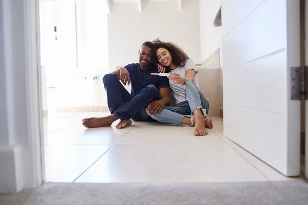 Casal Comemorando Resultado Positivo Teste Gravidez Casa — Fotografia de Stock