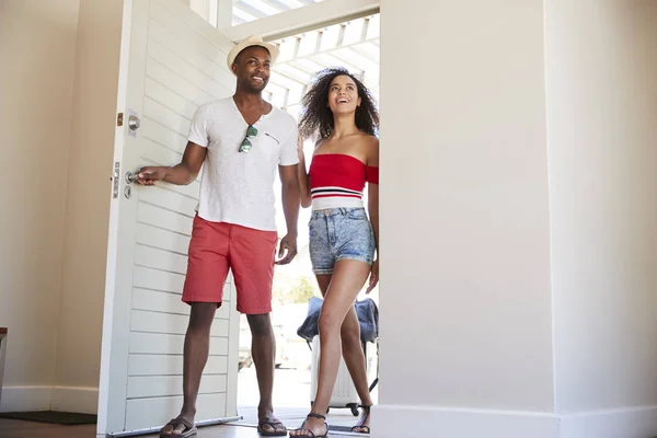 Casal Chegando Verão Aluguer Férias — Fotografia de Stock