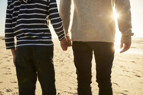 Dettaglio Padre Figlio Che Camminano Lungo Spiaggia Invernale Mano Nella — Foto Stock