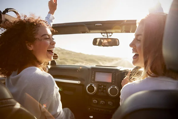 Fiatal Felnőtt Barátnői Szórakozik Vezetés Egy Nyitott Autó Tetején — Stock Fotó