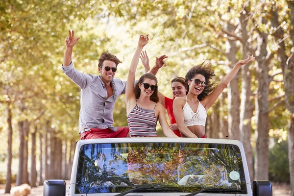 Amigos Ficar Acenando Parte Trás Carro Topo Aberto — Fotografia de Stock