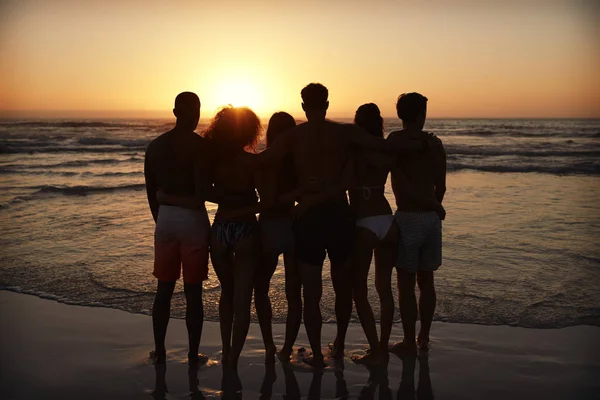 Silhouette Des Amis Sur Plage Regarder Coucher Soleil Sur Mer — Photo