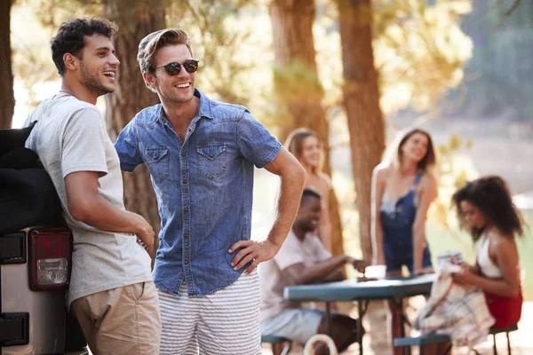 Twee Jonge Mannen Opknoping Uit Met Vrienden Door Een Meer — Stockfoto