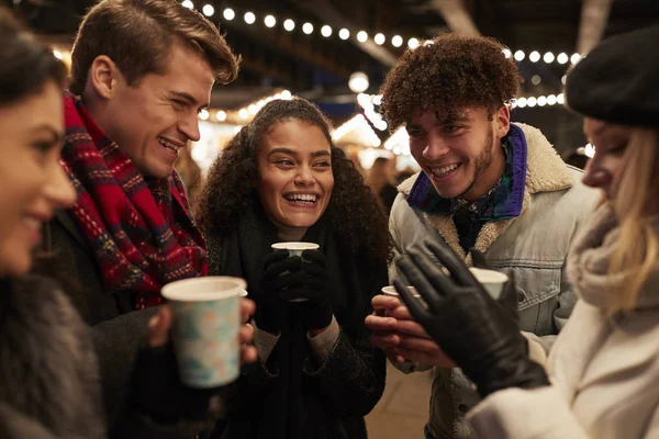 Group Friends Drinking Mulled Wine Christmas Market — Stock Photo, Image