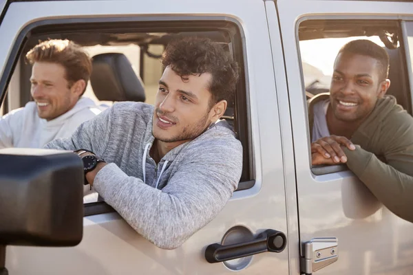 車でバカンスに行く 人の若い成人男性の友人 — ストック写真