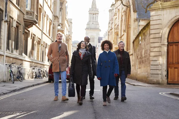 Gruppe Reifer Freunde Spaziert Herbst Gemeinsam Durch Die Stadt — Stockfoto