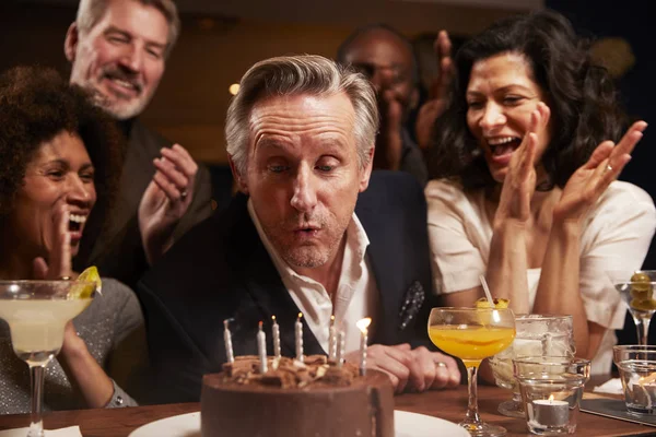 Grupo Amigos Mediana Edad Celebrando Cumpleaños Bar — Foto de Stock