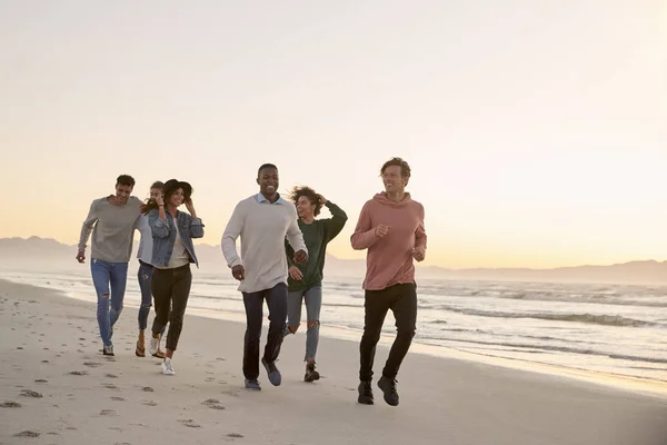 Grupp Vänner Promenader Längs Vintern Beach Tillsammans — Stockfoto