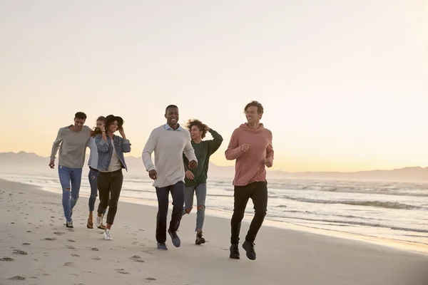 Groep Vrienden Wandelen Langs Winter Strand Samen — Stockfoto