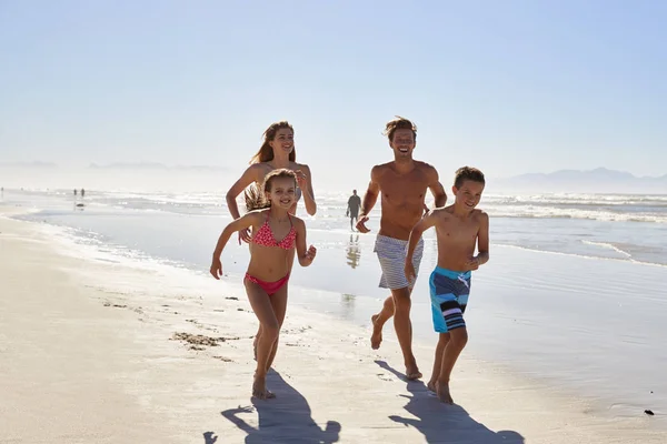 家庭在暑假一起跑沿海滩 — 图库照片