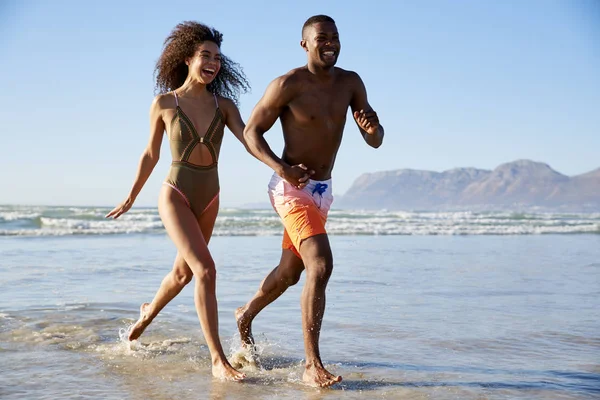 Casal Divertindo Correndo Através Ondas Férias Praia — Fotografia de Stock