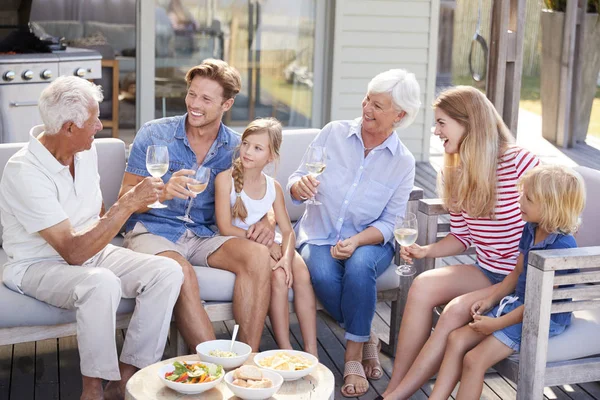 Familia Multigeneracional Disfruta Bebidas Aperitivos Aire Libre Casa —  Fotos de Stock