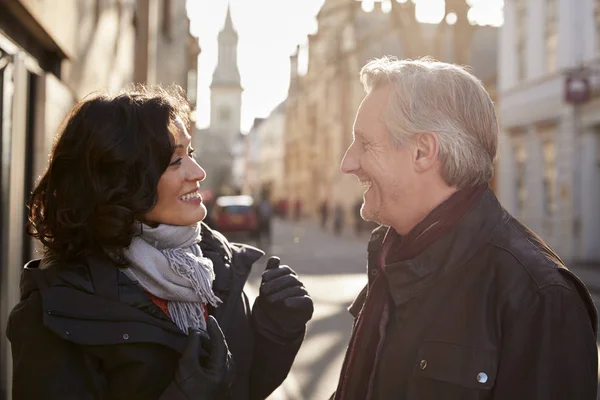 Pareja Mediana Edad Caminando Por Ciudad Otoño Juntos —  Fotos de Stock