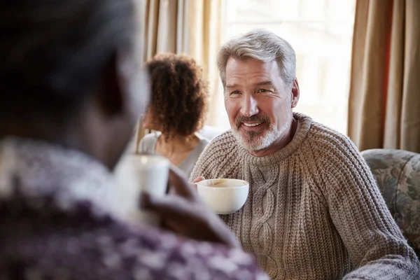 Middle Aged Man Samenkomende Vrienden Rond Tafel Coffee Shop — Stockfoto