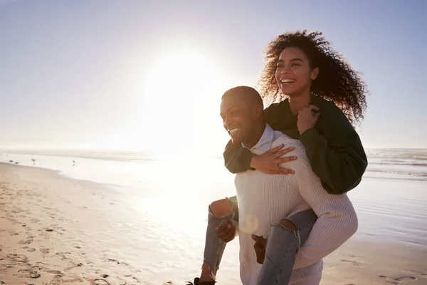 Homme Donnant Femme Piggyback Sur Vacances Hiver Plage — Photo