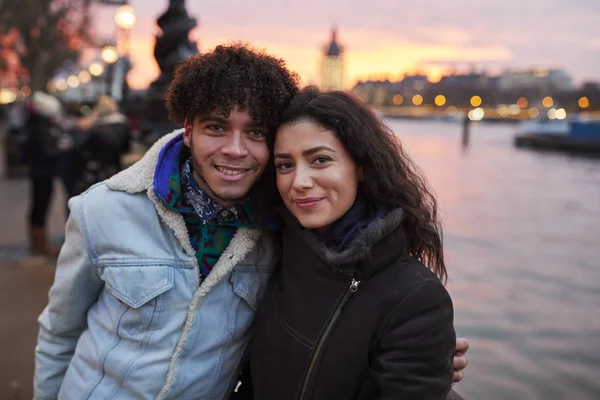 Porträt Eines Paares Das Besuch London Südufer Entlang Geht — Stockfoto