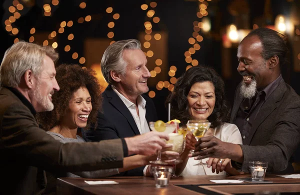 Gruppe Von Freunden Mittleren Alters Feiert Gemeinsam Bar — Stockfoto