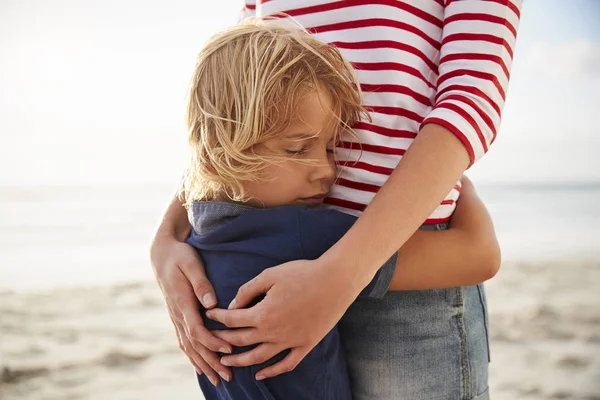 Close Madre Abbraccio Figlio Estate Spiaggia Vacanza — Foto Stock