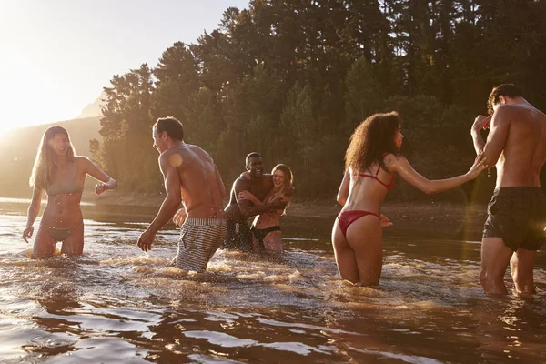 Amigos Adultos Jóvenes Vacaciones Jugando Lago —  Fotos de Stock