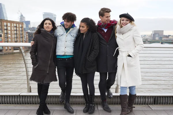 Група Молодих Друзів Які Приїхали Лондон Взимку — стокове фото