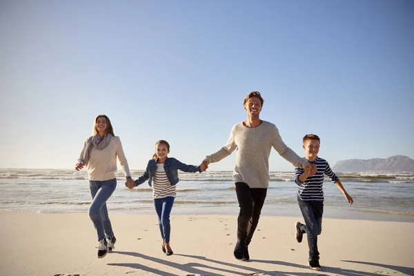 Famiglia Sulla Spiaggia Invernale Tenendo Mani Correndo Verso Fotocamera — Foto Stock