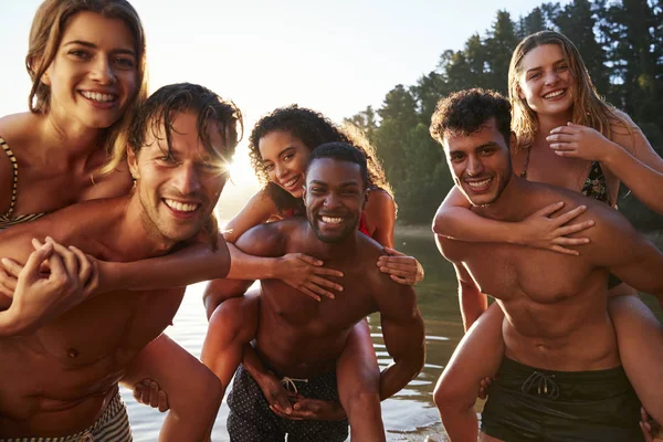 Drei Junge Erwachsene Paare Huckepack Einem See Aus Nächster Nähe — Stockfoto