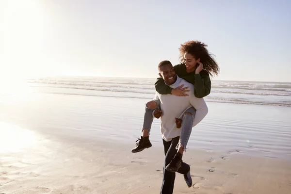 Man Die Vrouw Piggyback Geeft Winter Strand Vakantie — Stockfoto