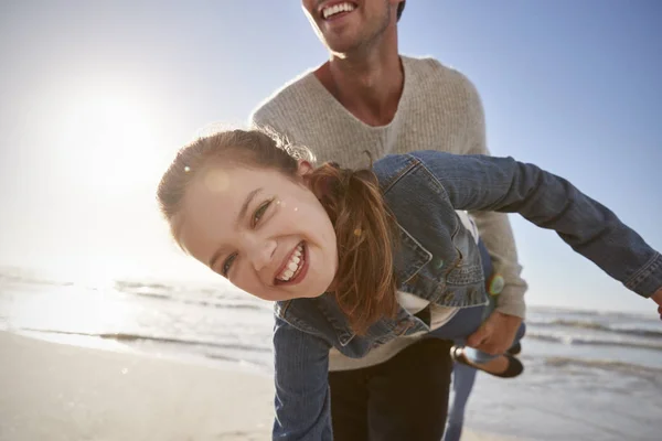 父亲与女儿一起在冬天海滩乐趣一起 — 图库照片