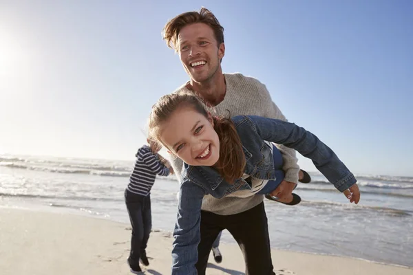 Vader Met Kinderen Plezier Samen Winter Beach — Stockfoto