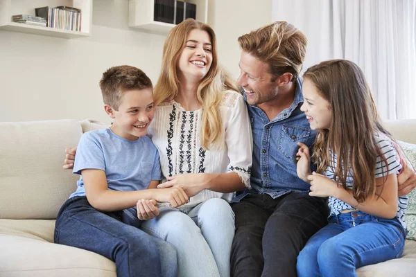 Glimlachend Familie Ontspannen Sofa Thuis Samen — Stockfoto