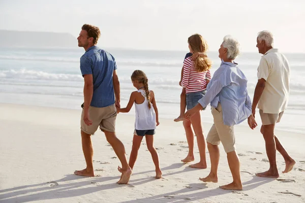 Multi Generation Familj Semester Promenader Längs Stranden Tillsammans — Stockfoto