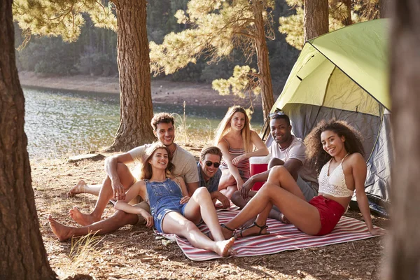 Vänner Camping Ute Vid Sjö Som Leende Till Kamera — Stockfoto