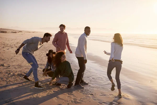 Amigos Jogando Nuances Cruzes Areia Praia Inverno — Fotografia de Stock