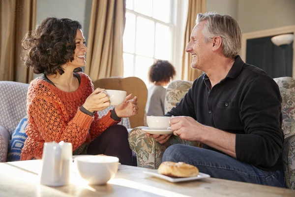 Pareja Mediana Edad Sentada Alrededor Mesa Cafetería —  Fotos de Stock