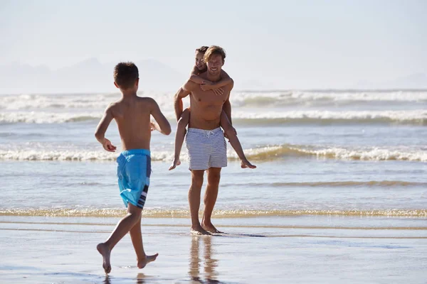 Padre Con Niños Divirtiéndose Vacaciones Verano Playa — Foto de Stock