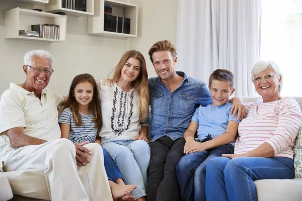 Portrait Famille Multi Génération Assis Sur Canapé Maison — Photo