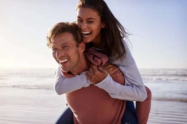 Mann Gibt Frau Winterlichen Strandurlaub Huckepack — Stockfoto