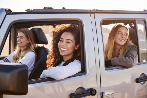 Genç Yetişkin Kadın Arkadaşlar Arabayla Tatile Gidiyor — Stok fotoğraf