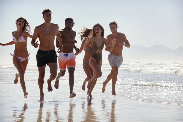 Gruppe Von Freunden Läuft Gemeinsam Durch Wellen Strandurlaub — Stockfoto