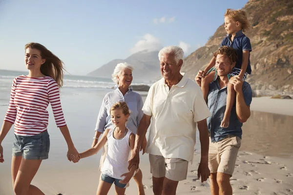 Multi Generation Familj Semester Promenader Längs Stranden Tillsammans — Stockfoto