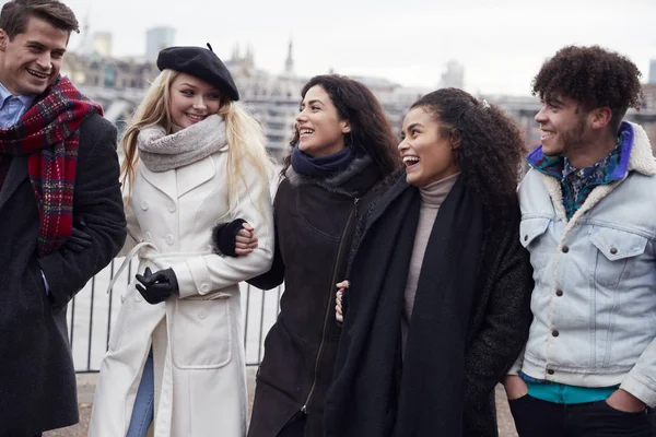 Group Young Friends Visiting London Winter — Stock Photo, Image