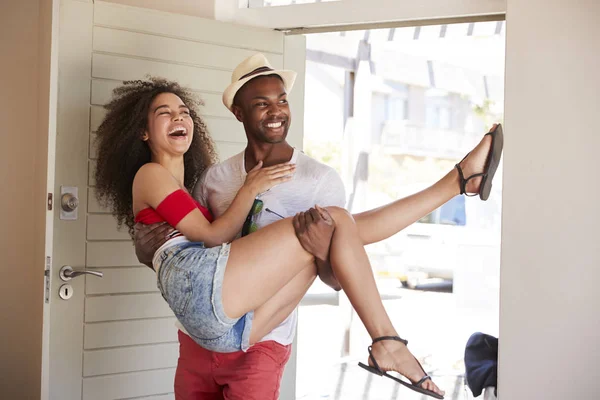 Homem Transporta Mulher Sobre Limiar Aluguer Lua Mel — Fotografia de Stock