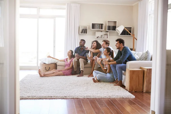 Grupo Amigos Relaxando Casa Assistindo Juntos — Fotografia de Stock