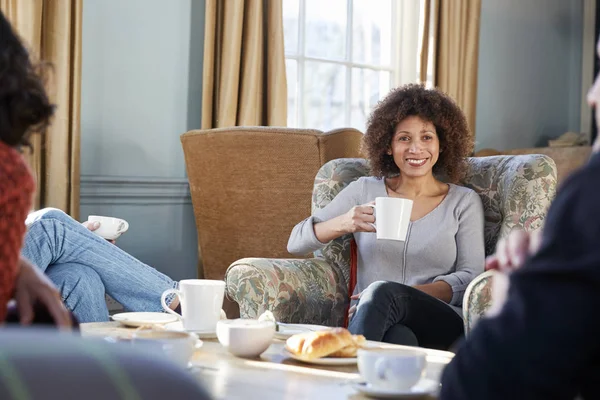 Middle Aged Woman Meeting Friends Table Coffee Shop — Stock Photo, Image