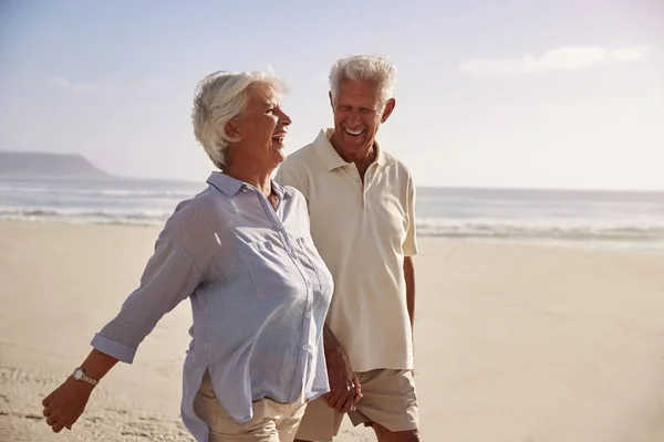 Senior Jubilado Pareja Caminando Largo Playa Mano Mano Juntos —  Fotos de Stock