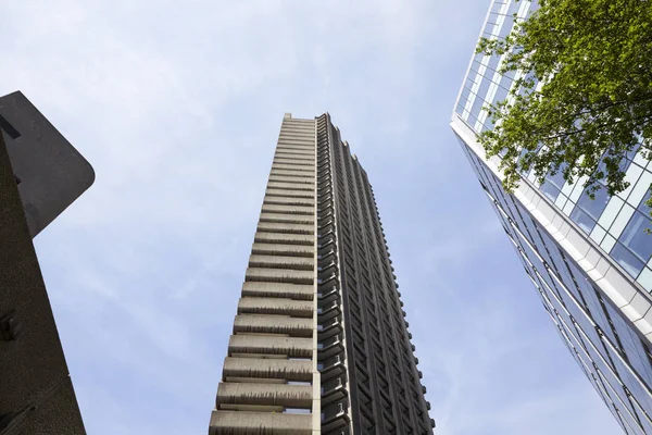 2017年5月 对蓝天的三个高耸大厦块的低角度看法 伦敦城市 — 图库照片