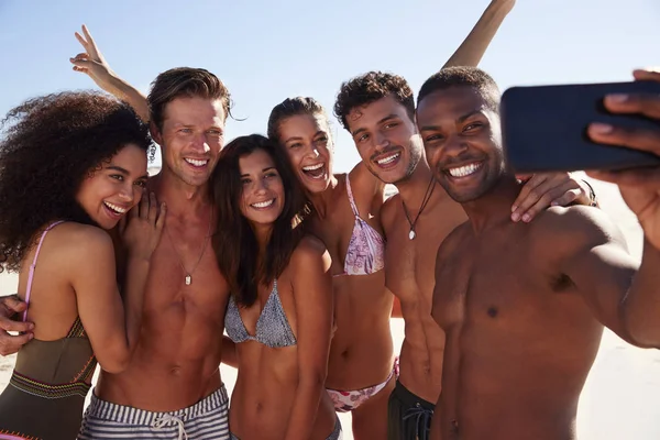 Grupo Amigos Posando Para Selfie Juntos Férias Praia — Fotografia de Stock